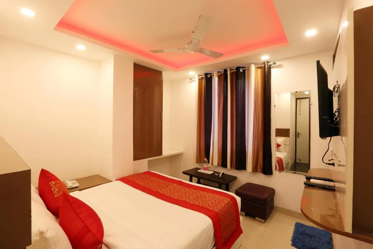 Hotel Sky Wood At Airport New Delhi 3*,